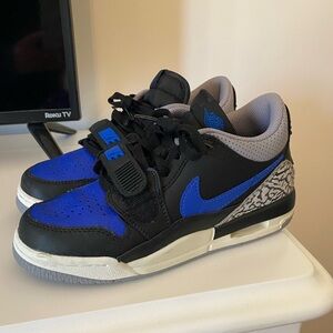 Boys Jordan’s sz 4.5